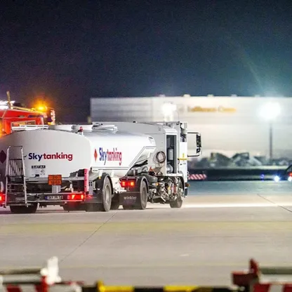 شاحنة تزويد بالوقود تعمل في مطار راين-ماين، فرانكفورت، ألمانيا - بلومبرغ