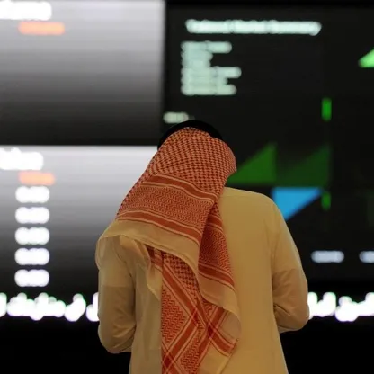 رجل بالزي التقليدي السعودي يتابع حركة الأسهم على لوحة إلكترونية في سوق الأسهم السعودية. الرياض. المملكة العربية السعودية - المصدر: بلومبرغ