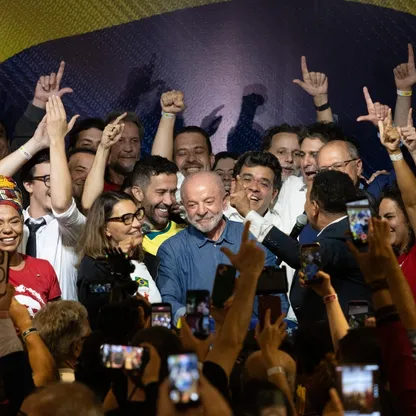 الرئيس البرازيلي لويس إيناسيو لولا دا سيلفا يتحدث خلال مؤتمر صحفي في مقر حزب العمال بمدينة ساو باولو البرازيلية، عقب جولة الإعادة في الانتخابات الرئاسية، يوم الأحد 25 أكتوبر 2026. وحقق لولا فوزاً مفاجئاً بعدما قلب تأخره في الجولة الأولى إلى انتصار في جولة الإعادة، ليوقف موجة صعود اليمين في أميركا اللاتينية، متحدياً التوقعات بنهاية المسيرة السياسية للمخضرم البالغ من العمر 80 عاماً. - بلومبرغ