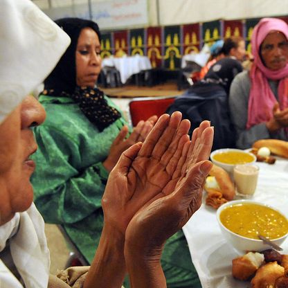 ضيوف جدد على موائد خيرية ومطاعم خاوية بسبب أسعار الغذاء