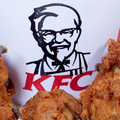 "أمريكانا" مشغّلة مطاعم "KFC" تخاطب بنوكاً لطرح مزدوج في السعودية والإمارات