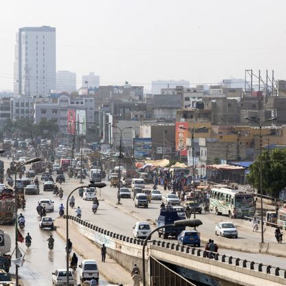 رئيس وزراء باكستان يوجه ببدء محادثات مع صندوق النقد للحصول على قرض جديد