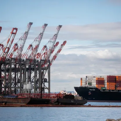 سفينة حاويات تغادر ميناء نيوارك، نيو جيرسي، الولايات المتحدة - بلومبرغ