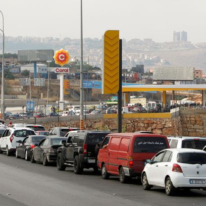 رئيس لبنان يدعو البرلمان لمناقشة الأزمة الاقتصادية.. والجيش يداهم محطات الوقود