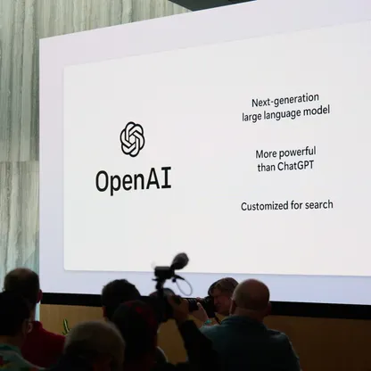 شعار "أوبن إيه آي" (OpenAI) على شاشة خلال فعالية أقيمت في مقر "مايكروسوفت" في ريدموند، واشنطن، الولايات المتحدة، 7 فبراير 2023 - بلومبرغ
