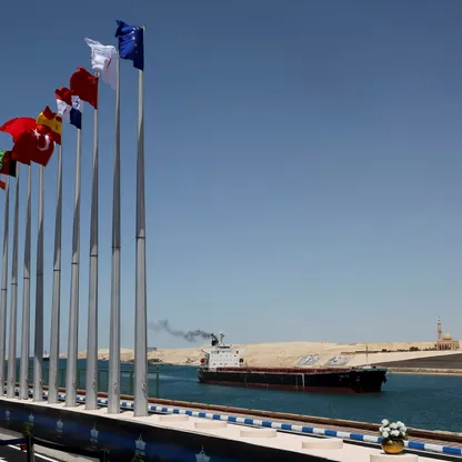 ناقلات نفط وسفن شحن تبحر في قناة السويس، في طريقها إلى الأسواق. مصر، 16 أبريل 2025 - رويترز 