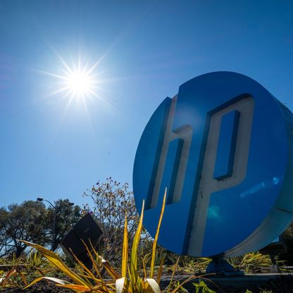 مبيعات "HP" تتجاوز التوقعات في الربع الرابع بفضل الطلب القوي على أجهزة الكمبيوتر