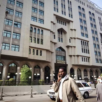 شخص يمر بالقرب من مقر البنك المركزي المصري في العاصمة القاهرة. - المصدر: بلومبرغ