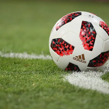 كرة القدم أديداس "تلستار" للمراحل اللاحقة من البطولة خلال مباراة كأس العالم روسيا 2018 في دور الـ16 بين أوروغواي والبرتغال على ملعب فيشت في 30 يونيو 2018 في سوتشي، روسيا. - المصدر: بلومبرغ