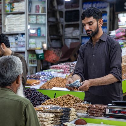 باكستان تتوقع تدفقات دولارية للمساعدة في حل أزمة السيولة 