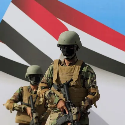 عنصران مسلحان وخلفهما العلم اليمني - المصدر: بلومبرغ