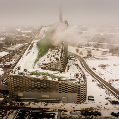 معماري دنماركي يبتكر منحدرات تزلج ترفيهية تسهم بحماية المناخ