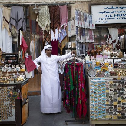 عُمان تفرض حظراً على حركة الأفراد والأنشطة التجارية ليلاً لمواجهة "كورونا"