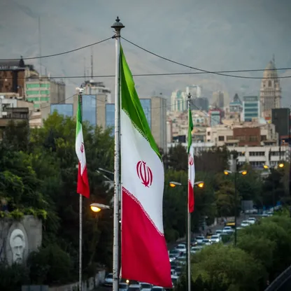 أعلام إيران ترفرف بالقرب من طريق سريع رئيسي عبر طهران، إيران - بلومبرغ