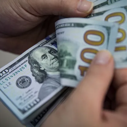 عميل يعد أوراقاً نقدية من فئة 100 دولار أميركي داخل مكتب لصرافة العملات الأجنبية في منطقة بيوغلو بإسطنبول، تركيا - بلومبرغ