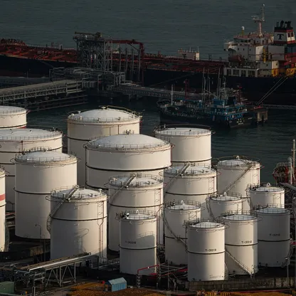 خزانات نفط تابعة لشركة 'تشاينا بتروليوم آند كيميكال كورب' (سينوبك) في ميناء هونغ كونغ، الصين، 14 نوفمبر 2023 - بلومبرغ