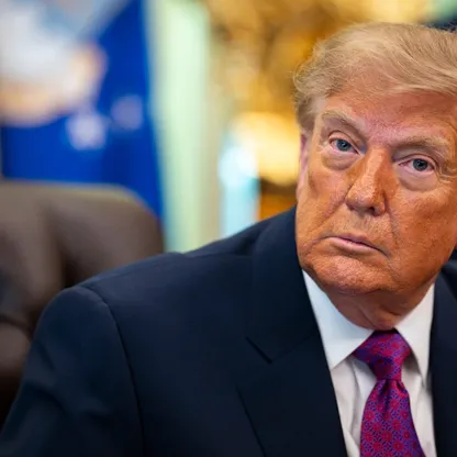 الرئيس الأميركي دونالد ترامب قبيل توقيع أمر تنفيذي في المكتب البيضاوي بالبيت الأبيض في واشنطن العاصمة، الولايات المتحدة، 27 أغسطس 2026 - بلومبرغ