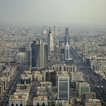 مشهد جوي لوسط مدينة الرياض يُظهر أبراج مركز الملك عبدالله المالي على امتداد طريق الملك فهد، وسط كثافة عمرانية وحركة مرورية. - Getty Images