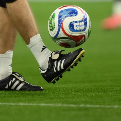 لاعب يركل الكرة أثناء مباراة ألمانيا ولوكسمبورغ في إطار تصفيات كأس العالم 2026 - بلومبرغ
