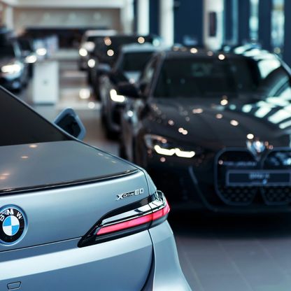 "BMW" تتفوق على تسلا بمبيعات السيارات الكهربائية في أوروبا للمرة الأولى