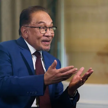 أنور إبراهيم، رئيس وزراء ماليزيا يتحدث خلال مقابلة في سنغافورة - المصدر: بلومبرغ