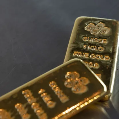 شعار شركة "بامب" المميز على سبائك ذهب سويسرية الصنع بوزن واحد كيلوغرام. - المصدر: بلومبرغ