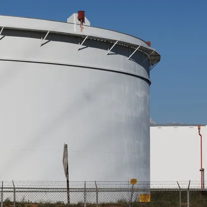 خزانات في مصفاة بيمكس دير بارك في دير بارك، تكساس، الولايات المتحدة الأميركية. 13 مارس 2026. - بلومبرغ