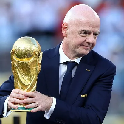 رئيس الاتحاد الدولي لكرة القدم (فيفا) جياني إنفانتينو يحمل كأس العالم عقب صافرة نهاية المباراة النهائية لكأس العالم 2026 بين إسبانيا والأرجنتين على ملعب نيويورك–نيوجيرسي، في 19 يوليو 2026، بمدينة إيست راذرفورد بولاية نيوجيرسي الأميركية - بلومبرغ