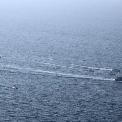 عناصر من القوات البحرية الإيرانية تشارك في مناورة عسكرية بمضيق هرمز، في صورة صادرة عن المكتب الإعلامي لـ"الحرس الثوري" بتاريخ 16 فبراير 2026. تصوير: "الحرس الثوري"/"الأناضول"/"غيتي" - Getty Images