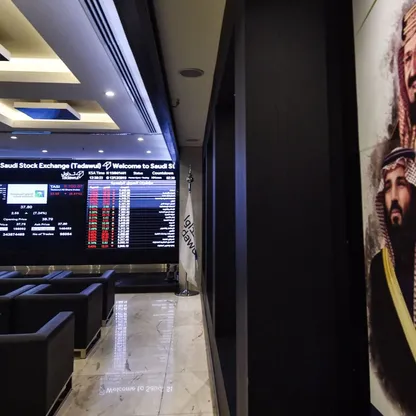 صورة من داخل قاعة في سوق الأسهم السعودية (تداول) فيما تظهر على الجدار الأيمن لوحة فنية تحمل صور مؤسس المملكة العربية السعودية الراحل الملك عبد العزيز آل سعود، والملك سلمان بن عبد العزيز، وولي عهده الأمير محمد بن سلمان. الرياض المملكة العربية السعودية - AFP