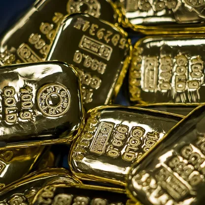 سبائك ذهب مختومة بشعار الشركة في مصفاة ذهب وفضة تديرها "إم إم تي سي-بي إيه إم بي إنديا" بمدينة نوح بالهند - المصدر: بلومبرغ