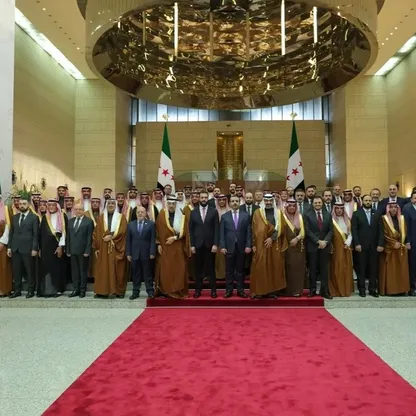 الرئيس السوري أحمد الشرع يتوسط صورة تذكارية مع وفد سعودي برئاسة وزير الاستثمار خالد الفالح على هامش توقيع اتفاقيات وعقود استراتيجية. 7 فبراير 2026 - منصة "X"