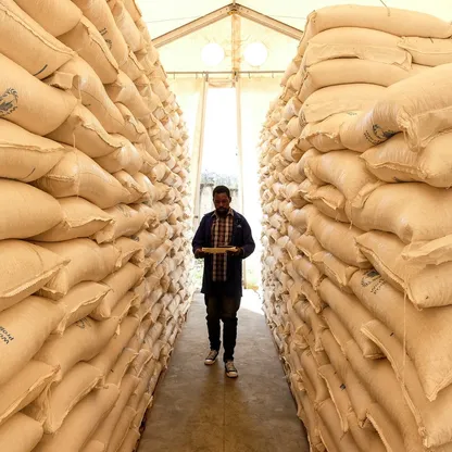 عامل داخل وحدة تخزين أغذية في منطقة كاراموجا، أوغندا. - بلومبرغ