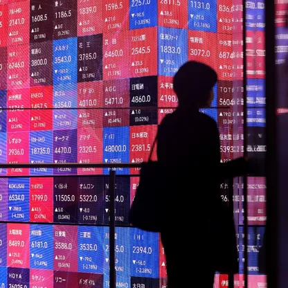 أسعار الأسهم المعروضة داخل مبنى كابوتو وان في طوكيو، اليابان - بلومبرغ