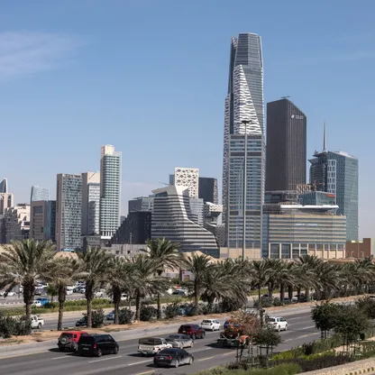 ناطحات سحاب ومبانٍ مكتبية خلف طريق سريع في مركز الملك عبدالله المالي في الرياض (صورة أرشيفية) - بلومبرغ