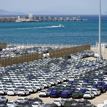 سيارات مصنوعة في المغرب ومخصصة للتصدير تنتظر شحنها في ميناء طنجة المتوسط، على مضيق جبل طارق، شرقي طنجة، المغرب، 6 يونيو 2024 - رويترز 