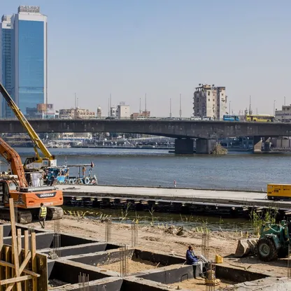 أعمال البناء والتشييد على ضفتي نهر النيل في القاهرة، مصر.  أول قانون لتنظيم التطوير العقاري في مصر يتضمن قواعد جديدة لتصنيف الشركات وتنظيم بيع الوحدات، وحزمة من الأطر التنظيمية. - المصدر: بلومبرغ