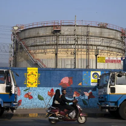 خزان في مصفاة بمدينة مومباي - بلومبرغ