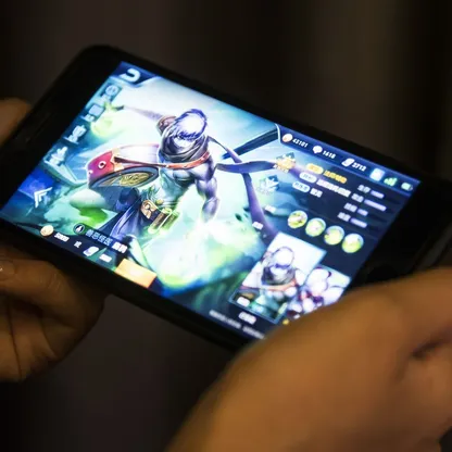 شخص يلعب على منصة ألعاب إلكترونية. جري مجموعة "سافي غيمز" السعودية محادثات متقدمة للاستحواذ على شركة "مونتون" التابعة لعملاق التكنولوجيا الصيني "بايت دانس". - المصدر: بلومبرغ