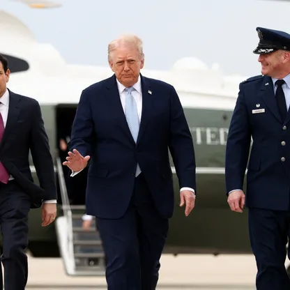 الرئيس الأميركي دونالد ترمب يسير برفقة وزير الخارجية ماركو روبيو للصعود على متن طائرة الرئاسة "إير فورس ون" أثناء مغادرته قاعدة أندروز الجوية المشتركة في ولاية ماريلاند. 20 مارس 2026 - رويترز 