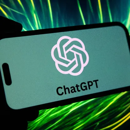 شعار روبوت الدردشة "تشات جي بي تي" من "أوبن إيه آي" على شاشة هاتف - بلومبرغ