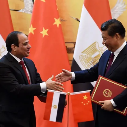 الرئيس المصري عبد الفتاح السيسي يصافح الرئيس الصيني شي جين بينغ في قاعة الشعب الكبرى في بكين 23 ديسمبر 2014. - رويترز 