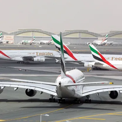 طائرة إيرباص SE A380-800، تشغلها طيران الإمارات،  في مطار دبي الدولي في دبي، الإمارات العربية المتحدة. - المصدر: بلومبرغ