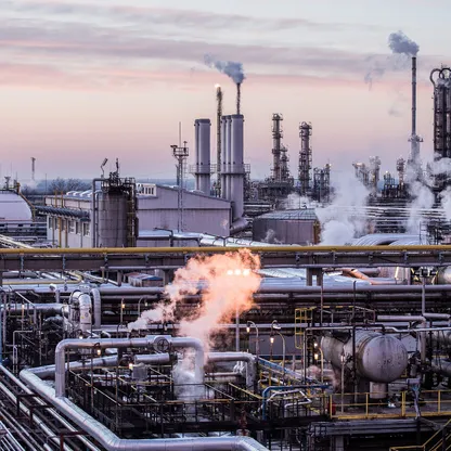 الأبخرة تتصاعد من منشآت معالجة وتكرير النفط في مصفاة دونا، التي تديرها شركة "مول هنغاريان أويل آند غاز" في سزازهالومباتا، المجر - بلومبرغ