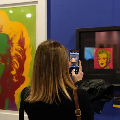 لوحة مارلين (1967) المطبوعة بتقنية الشاشة الحريرية على ورق الحائط كجزء من العرض المسبق لمعرض 'أندي وارهول: إعلانات الشكل في مركز 'فابريكا ديل فابوري' في 21 أكتوبر 2022 بمدينة ميلانو، إيطاليا - Getty Images