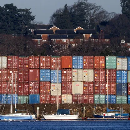 الاقتصاد العالمي مُكبّل بأزمات متنوعة. تتوقع "بلومبرغ إيكونوميكس" تباطؤ النمو العالمي إلى 2.9% في 2026 - المصدر: بلومبرغ