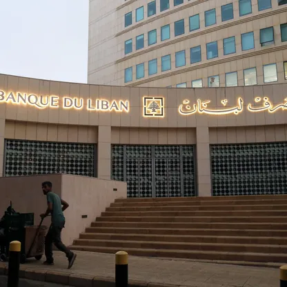 رجل يدفع عربة أمام مقر مصرف لبنان في بيروت، لبنان - بلومبرغ