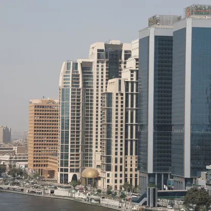 منظر عام لمباني فنادق وبنوك ومكاتب على نهر النيل في مصر (صورة أرشيفية 12 سبتمبر 2022) - المصدر: بلومبرغ