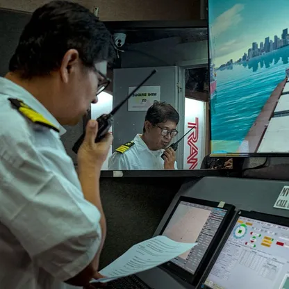 طالب خلال تدريبات بحرية في أكاديمية "ماريانا" للدراسات البحرية في مانيلا، الفلبين - Getty Images