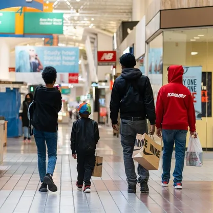 متسوقون داخل مركز تجاري في آن أروندل، ولاية ميريلاند، الولايات المتحدة. - المصدر: بلومبرغ